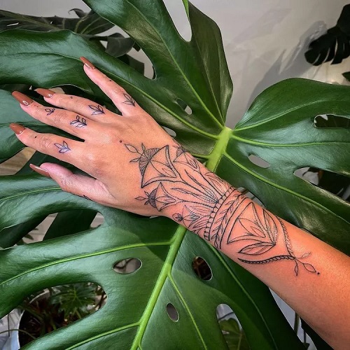 Women Finger Tattoo Ideas 5