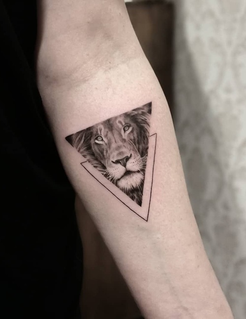 Small lifelike tattoo